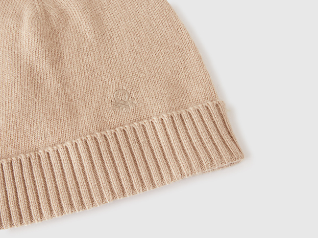 Женская бежевая шапка Benetton артикул 122HDA013 994 25A Фото ракурс 3 - Женская бежевая шапка Benetton артикул 122HDA013 994 25A