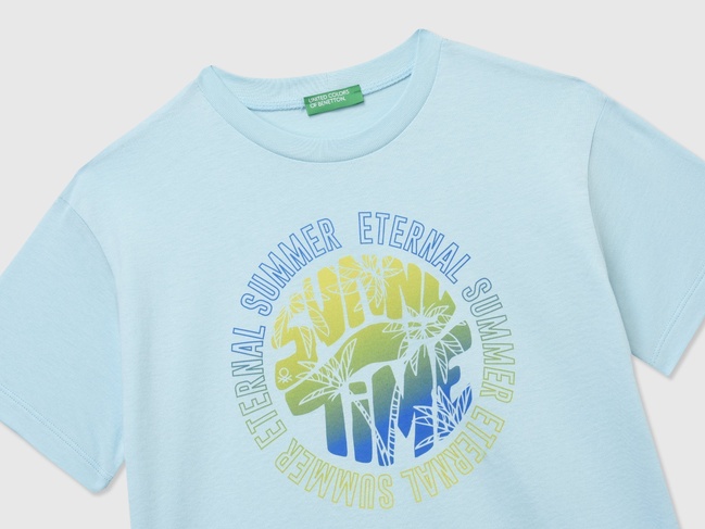 Блакитна футболка для хлопчиків Benetton артикул 3I1XC10P7.G 21J 25E Фото ракурс 3 - Блакитна футболка для хлопчиків Benetton артикул 3I1XC10P7.G 21J 25E