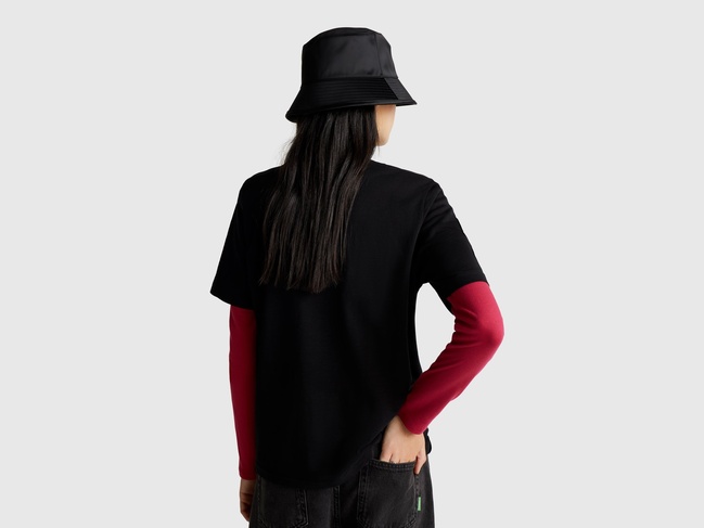 Женская черная футболка Benetton артикул 3BVXD102P 100 25A Фото ракурс 2 - Женская черная футболка Benetton артикул 3BVXD102P 100 25A