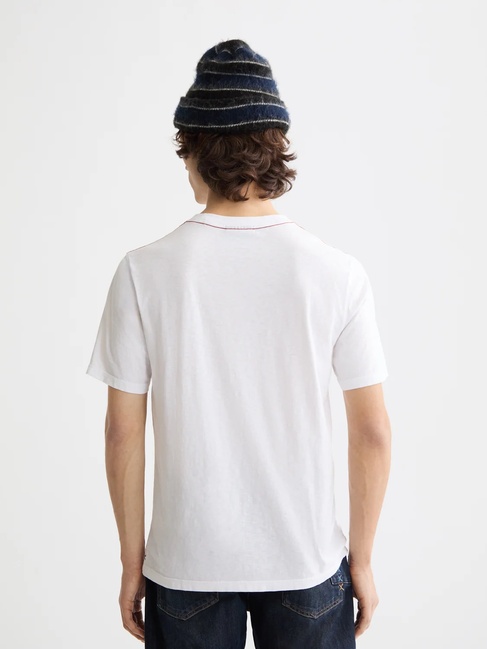 Фото ракурс 2 - Мужская белая футболка SCOTCH & SODA артикул 180883 101 FW2025