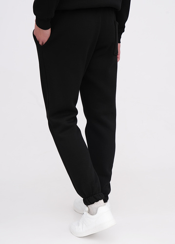 Фото ракурс 2 - Мужские черные штаны EQUILIBRI артикул M265 002 000 Black FW2025