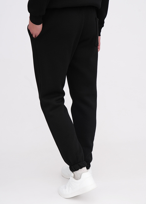 Фото ракурс 2 - Мужские черные штаны EQUILIBRI артикул M265 002 000 Black FW2025