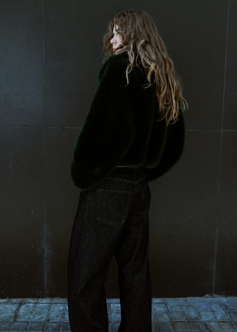 Фото ракурс 2 - Женская зеленая шуба Mango артикул 17099211 43 1 season