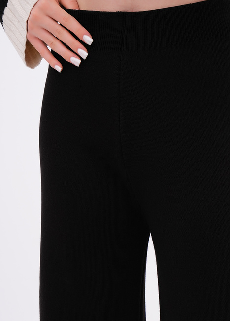 Фото ракурс 4 - Жіночі чорні штани EQUILIBRI артикул W391 039 200 Black FW2025