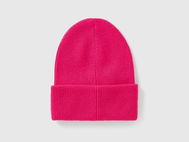 Фото ракурс 2 - Розовая шапка для мальчиков Benetton артикул 126WCA00X.G 76L 25A