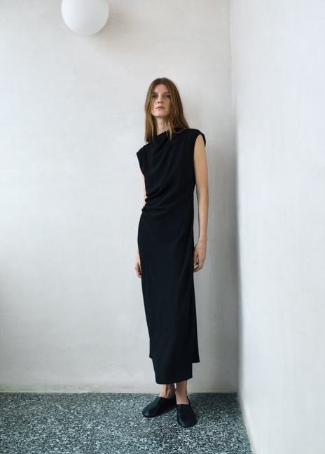 Женское черное платье Mango артикул 17044087 99 1 season Фото ракурс 1 - Женское черное платье Mango артикул 17044087 99 1 season