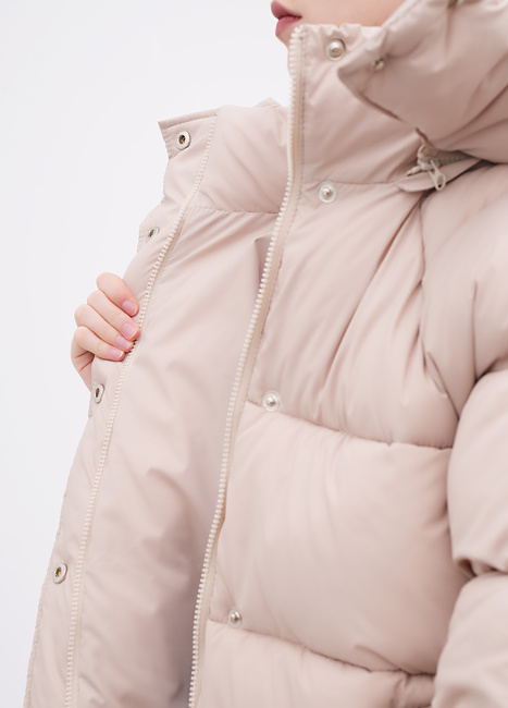 Фото ракурс 4 - Женская бежевая куртка EQUILIBRI артикул W172 011 000 Beige FW2025