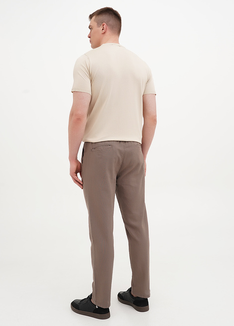 Мужские коричневые брюки EQUILIBRI артикул M466 002 000 Mocco SS2025 Фото ракурс 2 - Мужские коричневые брюки EQUILIBRI артикул M466 002 000 Mocco SS2025