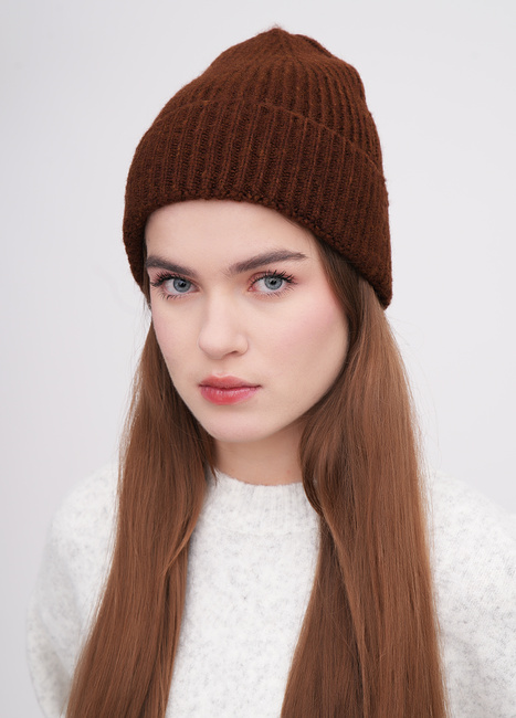 Жіноча коричнева шапка EQUILIBRI артикул W881 001 002 CINNAMON FW2025 Фото ракурс 1 - Жіноча коричнева шапка EQUILIBRI артикул W881 001 002 CINNAMON FW2025