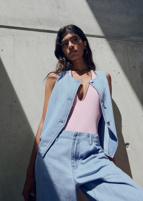 Женский голубой жилет Mango артикул 17071205 TC 1 season Фото ракурс 1 - Женский голубой жилет Mango артикул 17071205 TC 1 season