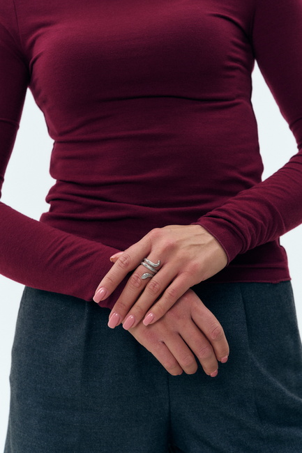 Жіночий бордовий лонгслів EQUILIBRI артикул BW215002 000 bordo FW2025 Фото ракурс 3 - Жіночий бордовий лонгслів EQUILIBRI артикул BW215002 000 bordo FW2025