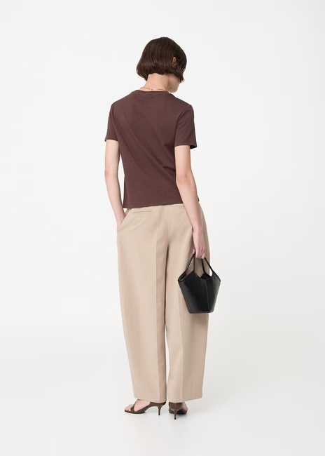 Жіноча коричнева футболка Mango артикул 17921197 32 1 season Фото ракурс 2 - Жіноча коричнева футболка Mango артикул 17921197 32 1 season