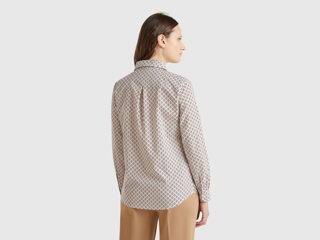 Жіноча бежева сорочка Benetton артикул 5Q6SDQ0AY 66G 25P Фото ракурс 2 - Жіноча бежева сорочка Benetton артикул 5Q6SDQ0AY 66G 25P