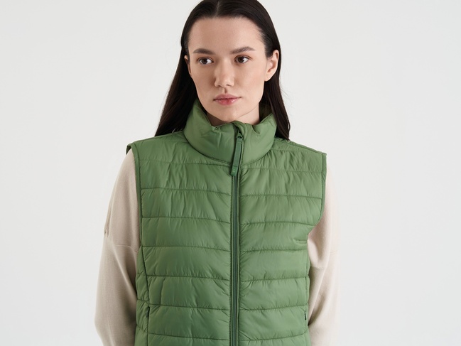 Фото ракурс 3 - Женский зеленый жилет Benetton артикул 2TWDDJ00V 26U 25P