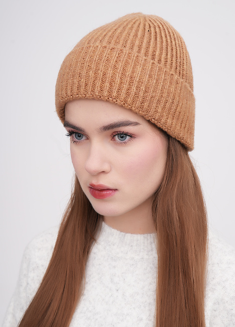 Фото ракурс 1 - Жіноча коричнева шапка EQUILIBRI артикул W881 001 002 CAMEL FW2025