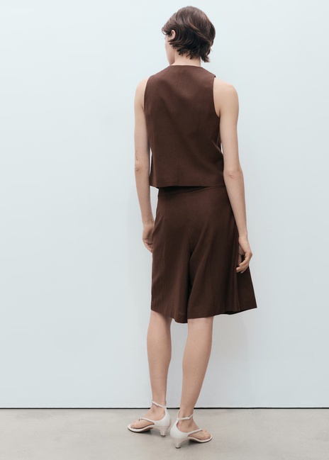 Женский коричневый жилет Mango артикул 17091140 32 1 season Фото ракурс 2 - Женский коричневый жилет Mango артикул 17091140 32 1 season