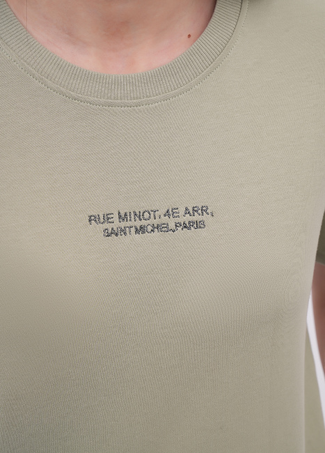 Фото ракурс 4 - Жіноча зелена футболка EQUILIBRI артикул W213 099 000 OLIVE FW2025