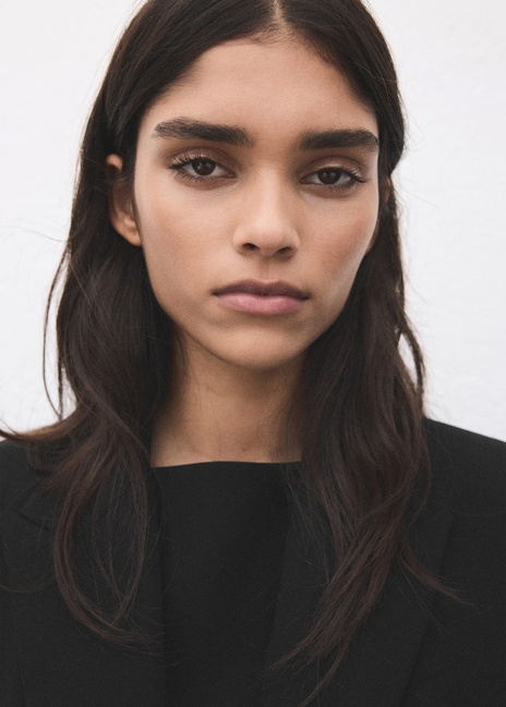 Женский черный пиджак Mango артикул 27051320 99 2 season Фото ракурс 4 - Женский черный пиджак Mango артикул 27051320 99 2 season