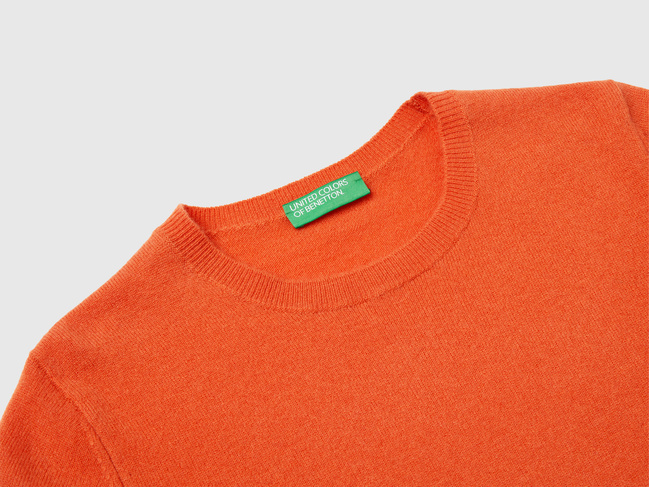 Женский оранжевый свитер Benetton артикул 1002D1K01 0J2 25A Фото ракурс 5 - Женский оранжевый свитер Benetton артикул 1002D1K01 0J2 25A