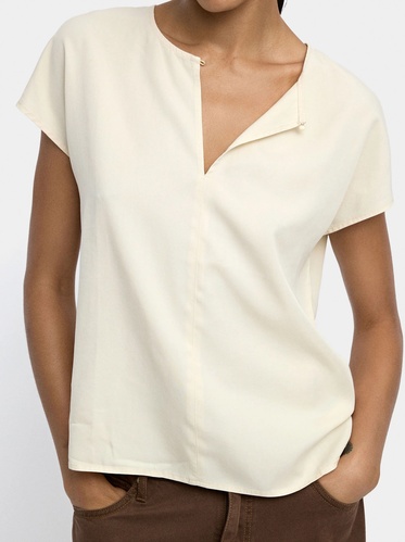 Фото ракурс 1 - Жіноча молочна блузка Parfois артикул 240417 _EC FW2025