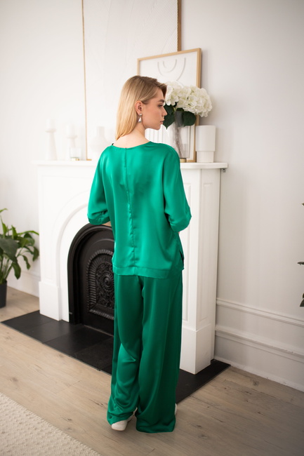 Фото ракурс 2 - Жіночі зелені брюки EQUILIBRI артикул W491 049 200 Green SS2025