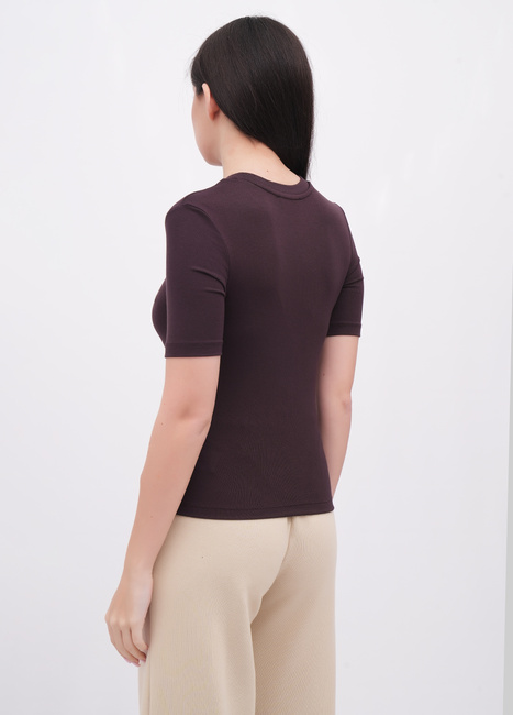 Женская коричневая футболка EQUILIBRI артикул W213 105 000 Brown FW2025 Фото ракурс 2 - Женская коричневая футболка EQUILIBRI артикул W213 105 000 Brown FW2025