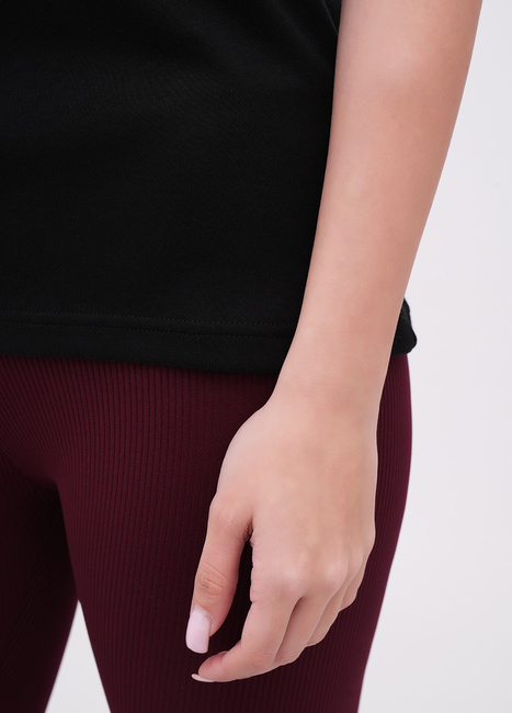 Женская черная футболка EQUILIBRI артикул W213 104 000 Black FW2025 Фото ракурс 4 - Женская черная футболка EQUILIBRI артикул W213 104 000 Black FW2025