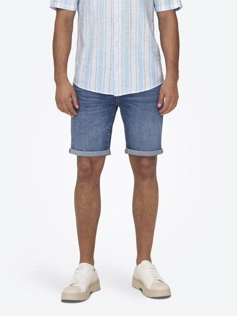 Чоловічі сині шорти ONLY & SONS артикул 22027644 LIGHT BLUE DENIM FW2025 Фото ракурс 1 - Чоловічі сині шорти ONLY & SONS артикул 22027644 LIGHT BLUE DENIM FW2025