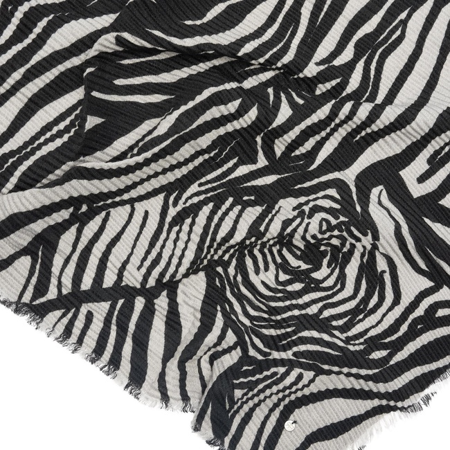 Фото ракурс 2 - Жіночий чорний шарф Parfois артикул 240318 _DM FW2025