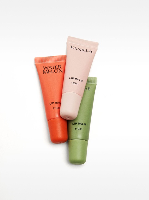 Жіночий рожевий бальзам для губ Parfois артикул 229491 UN1 FW2025 Фото ракурс 4 - Жіночий рожевий бальзам для губ Parfois артикул 229491 UN1 FW2025