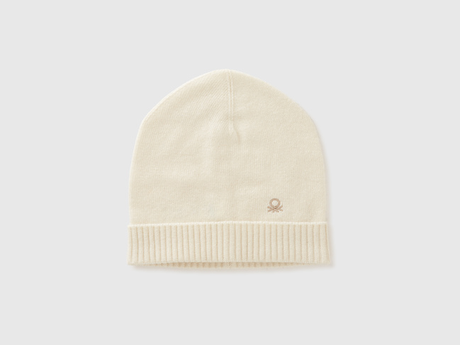 Женская белая шапка Benetton артикул 122HDA013 000 25A Фото ракурс 1 - Женская белая шапка Benetton артикул 122HDA013 000 25A