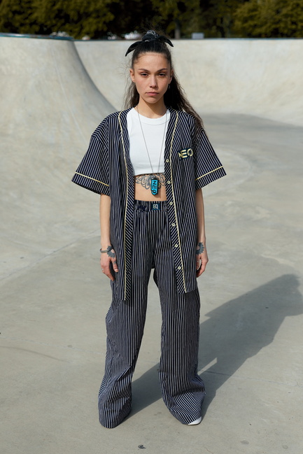 Жіночі сині брюки EQUILIBRI артикул NW491002 200 NAVY BLUE SS2025 Фото ракурс 6 - Жіночі сині брюки EQUILIBRI артикул NW491002 200 NAVY BLUE SS2025