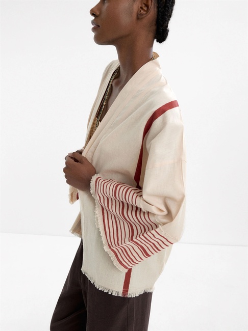 Жіноче бежевe пончо Parfois артикул 237336 _BM FW2025 Фото ракурс 6 - Жіноче бежевe пончо Parfois артикул 237336 _BM FW2025