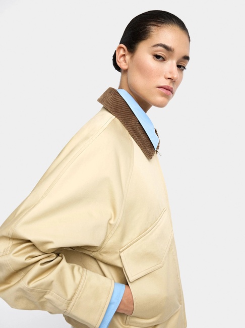 Женская бежевая куртка Parfois артикул 238008 _BG FW2025 Фото ракурс 3 - Женская бежевая куртка Parfois артикул 238008 _BG FW2025