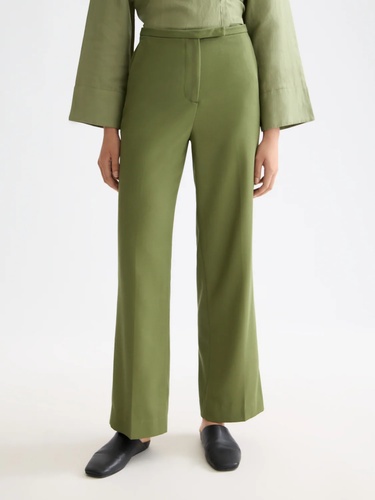 Фото ракурс 1 - Жіночі зелені брюки SCOTCH & SODA артикул ULH01010F U362 FW2025