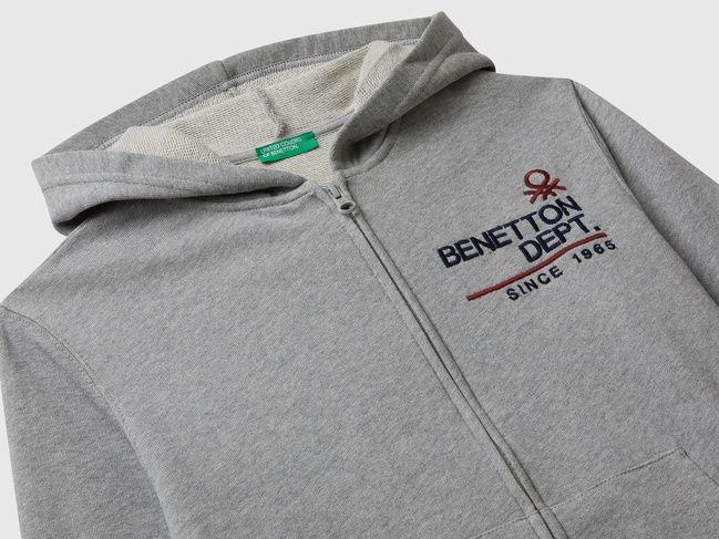 Фото ракурс 3 - Сіра олімпійка для хлопчиків Benetton артикул 3J68C505C.G 501 25A