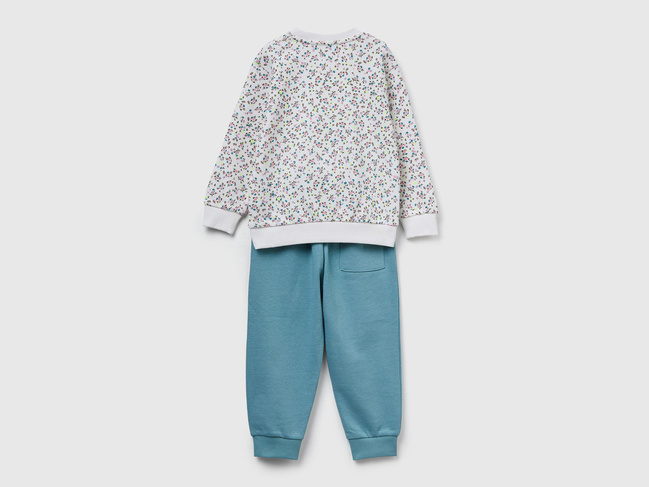 Фото ракурс 2 - Серый комплект одежды для мальчиков Benetton артикул 3YWXGK00R.P 62U 25A