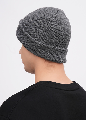 Фото ракурс 2 - Чоловіча сіра шапка EQUILIBRI артикул M881 001 000 Grey FW2025