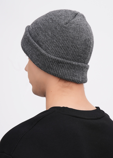 Чоловіча сіра шапка EQUILIBRI артикул M881 001 000 Grey FW2025 Фото ракурс 2 - Чоловіча сіра шапка EQUILIBRI артикул M881 001 000 Grey FW2025