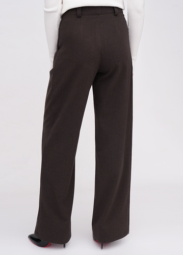 Фото ракурс 2 - Женские коричневые брюки EQUILIBRI артикул W466 014 002 Brown FW2025