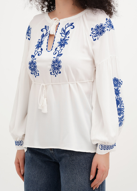 Женская синяя блузка EQUILIBRI артикул W421 020 000 Blue SS2025 Фото ракурс 3 - Женская синяя блузка EQUILIBRI артикул W421 020 000 Blue SS2025