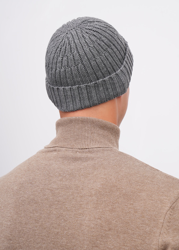 Фото ракурс 2 - Унісекс сіра шапка EQUILIBRI артикул U881 001 000 Grey FW2025