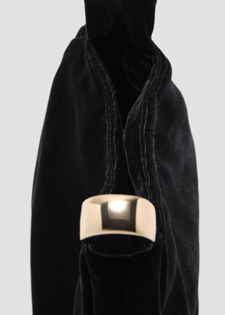 Жіноча чорна сумка Mango артикул 27061199 99 2 season Фото ракурс 3 - Жіноча чорна сумка Mango артикул 27061199 99 2 season