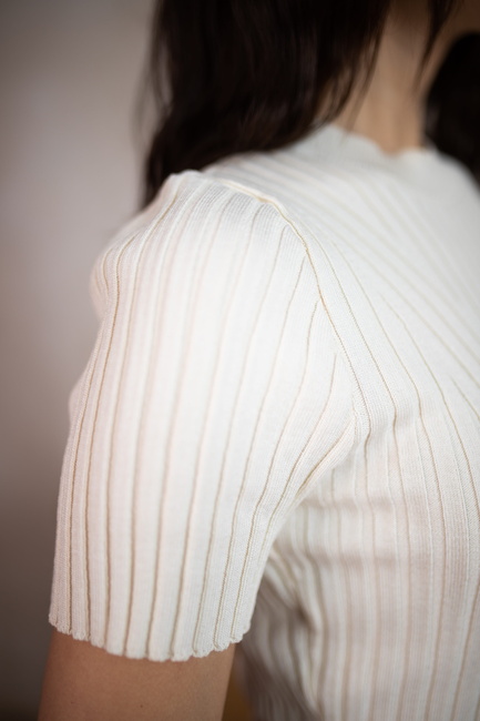 Фото ракурс 5 - Женское молочное платье EQUILIBRI артикул W352 030 000 MILK SS2025