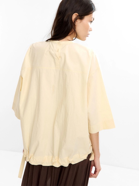 Женская молочная блузка Parfois артикул 230831 _EC FW2025 Фото ракурс 2 - Женская молочная блузка Parfois артикул 230831 _EC FW2025