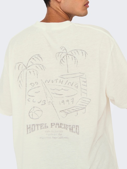 Мужская белая футболка ONLY & SONS артикул 22033666 CLOUD DANCER FW2025 Фото ракурс 7 - Мужская белая футболка ONLY & SONS артикул 22033666 CLOUD DANCER FW2025