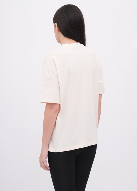 Женская молочная футболка EQUILIBRI артикул W213 096 000 ECRU FW2025 Фото ракурс 2 - Женская молочная футболка EQUILIBRI артикул W213 096 000 ECRU FW2025