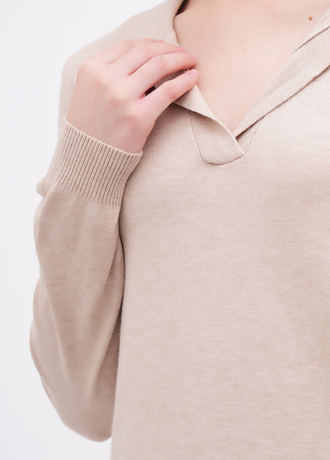 Женская бежевая футболка поло EQUILIBRI артикул BW314001 000 Beige FW2025 Фото ракурс 4 - Женская бежевая футболка поло EQUILIBRI артикул BW314001 000 Beige FW2025