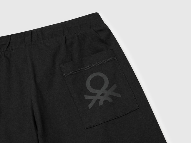 Черные шорты для мальчиков Benetton артикул 3BL0C903L.G 100 25P Фото ракурс 3 - Черные шорты для мальчиков Benetton артикул 3BL0C903L.G 100 25P