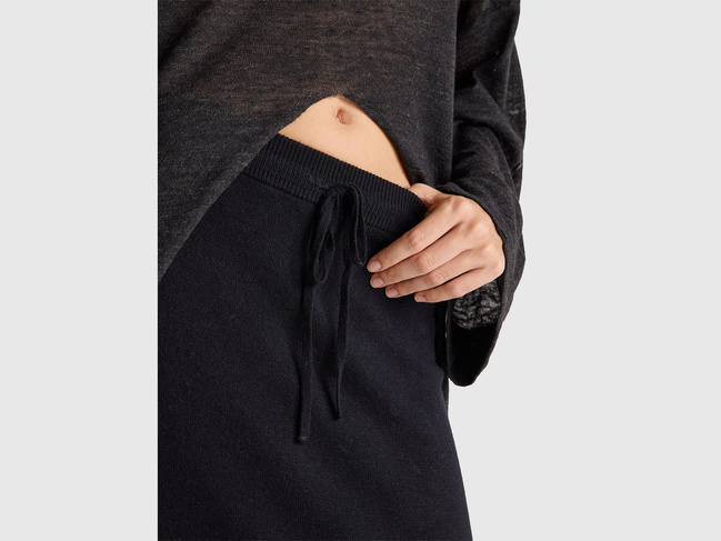 Женская черная юбка Benetton артикул 112HD001V 700 25A Фото ракурс 4 - Женская черная юбка Benetton артикул 112HD001V 700 25A